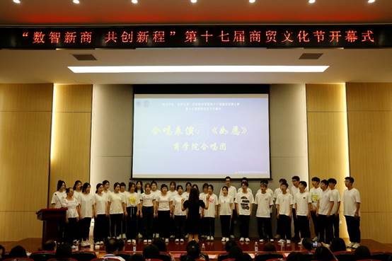 一群人站在台上中度可信度描述已自动生成