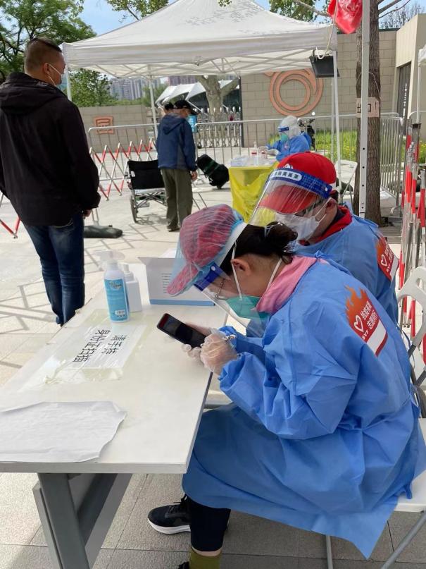 图片包含 户外, 人, 桌子, 一群描述已自动生成