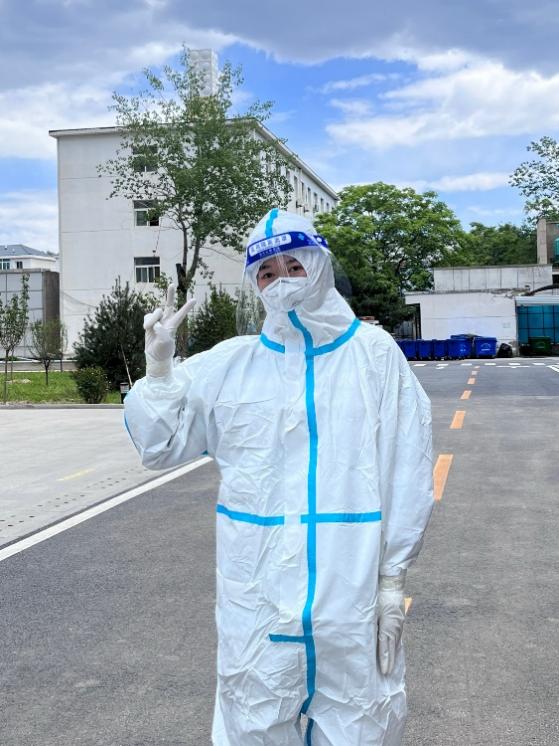 穿着蓝色衣服的男人在街道边站着描述已自动生成